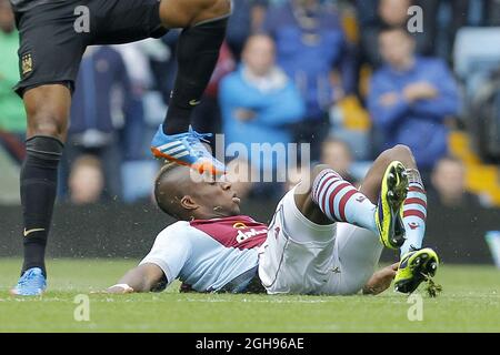 Yacouba Sylla dans l'épaisseur de l'action pour Aston Villa lors du match de la Barclays Premier League entre Aston Villa et Manchester City au Villa Park à Birmingham, West Midlands, Royaume-Uni le 28 septembre 2013. Banque D'Images