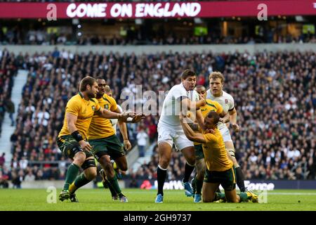 Ben Youngs, en Angleterre, est arrêté par Quade Cooper, en Australie, lors du match international d'automne QBE entre l'Angleterre et l'Australie au stade de Twickenham à Londres, le 2 novembre 2013. Banque D'Images