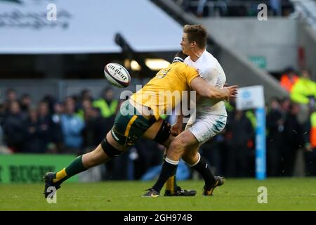 Owen Farrell, en Angleterre, est durement frappé par Kane Douglas, en Australie, lors du match international d'automne QBE entre l'Angleterre et l'Australie au stade Twickenham à Londres le 2 novembre 2013. Banque D'Images