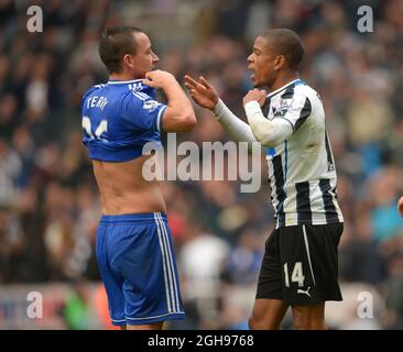 John Terry de Chelsea remet son maillot à Loic Remy de Newcastle United lors du match de la Barclays Premier League entre Newcastle United et Chelsea qui a eu lieu au St James' Park à Newcastle, en Angleterre, le 2 novembre 2013. Photo de: Simon Bellis. Banque D'Images