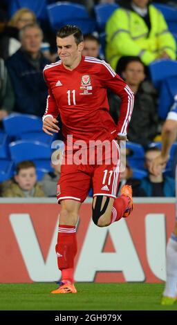 Gareth Bale du pays de Galles se fait blessé dans les premières minutes du match lors de la rencontre internationale amicale entre le pays de Galles et la Finlande le 16 novembre 2013, au Royaume-Uni, au Cardiff City Stadium. Simon Bellis, Banque D'Images