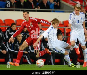 Gareth Bale du pays de Galles se fait blessé dans les premières minutes du match à la suite d'un affrontement avec Jere Uronen de Finlande lors d'une rencontre amicale internationale entre le pays de Galles et la Finlande le 16 novembre 2013, au stade de Cardiff City Stadium, au Royaume-Uni. Simon Bellis, Banque D'Images