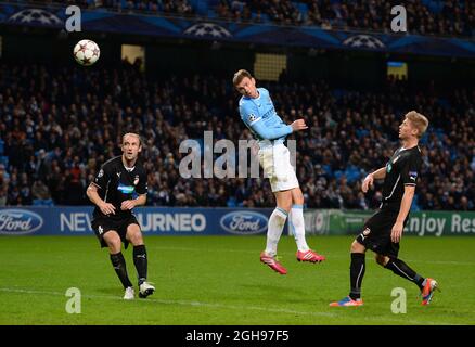 Edin Dzeko de Manchester City marque le quatrième but lors du match du groupe D de la Ligue des champions de l'UEFA entre Manchester City et Viktoria Plzen qui s'est tenu au stade Etihad de Manchester, en Angleterre, le 27 novembre 2013. Banque D'Images