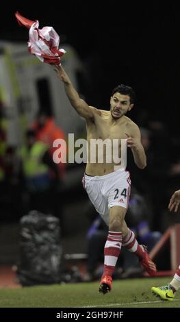 Oussama Assaidi célèbre le but gagnant de Stoke City lors de la Barclays Premier League entre Stoke City et Chelsea au Britannia Stadium Stoke, Royaume-Uni, le 7 décembre 2013. Malcolm Couzens. Banque D'Images