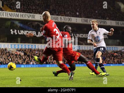 Lewis Holtby de Tottenham lance un tir lors du match de la Barclays Premier League entre Tottenham Hotspur et Liverpool à White Hart Lane à Londres, en Grande-Bretagne, le 15 décembre 2013. Photo David Klein Banque D'Images