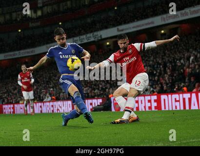 Olivier Giroud d'Arsenal se joue avec Gary Cahill de Chelsea lors du match de la Barclays Premier League entre Arsenal et Chelsea au stade Emirates de Londres, en Grande-Bretagne, le 23 décembre 2013. Photo David Klein Banque D'Images