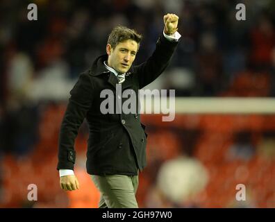 Lee Johnson, directeur d'Oldham Athletic, salue les fans lors du match de la 3e ronde de la FA Cup entre Liverpool et Oldham Athletic au stade Anfield à Liverpool le 5 janvier 2014. Banque D'Images