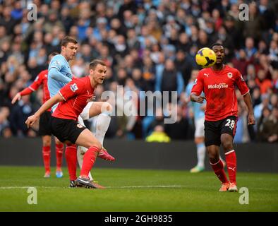 Edin Dzeko de Manchester City marque le 100e but de la saison de la ville lors du match de la Barclays Premier League entre Manchester City et Cardiff City au Etihad Stadium de Manchester, en Angleterre, le 18 janvier 2014. Photo Simon Bellis/Sportimage. Banque D'Images