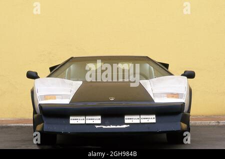 1988 Lamborghini Countach Evoluzione (fibre de carbone) prototype conduite à l'essai près de l'usine à Sant'Agata Bolognese Italie Banque D'Images