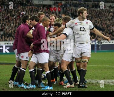 Luther Burrell, en Angleterre, célèbre sa deuxième tentative lors du championnat RBS 6 Nations 2014 entre l'Angleterre et la France au Stade de France à Paris, France, le 1er février 2014. Banque D'Images