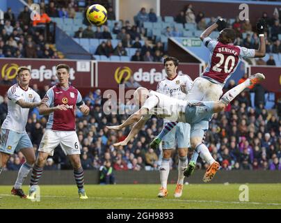 Christian Benteke d'Aston Villa manque une chance dans la seconde moitié avec James Collins de West Ham à proximité lors du match de la Barclays Premier League entre Aston Villa et West Ham United qui s'est tenu à la Villa Park à Birmingham, Royaume-Uni, le 8 février 2014. Banque D'Images