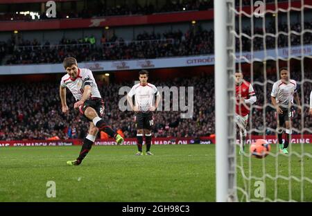 Steven Gerrard de Liverpool a marquant son but d'ouverture lors de la coupe FA entre Arsenal et Liverpool au stade Emirates de Londres, en Angleterre, le 16 février 2014. David KleinLandov Banque D'Images