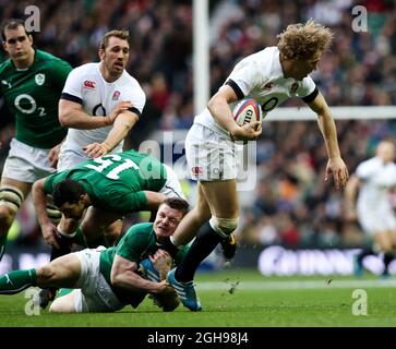 Brian O'Driscoll, de l'Irlande, s'attaque à Billy Twelverees, de l'Angleterre, lors du match des RBS 6 Nations entre l'Angleterre et l'Irlande au stade de Twickenham à Londres, le 22 février 2014. Banque D'Images