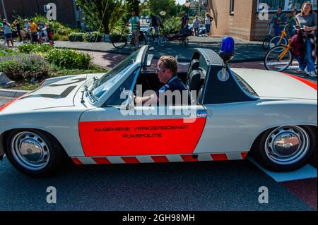 Zandvoort, pays-Bas. Le 05septembre 2021. Un homme a vu conduire une vieille voiture de course de police le long des rues. Les rues autour du circuit du Grand Prix hollandais de Formule 1, situé à Zandvoort, ont été entièrement décorées avec des drapeaux de course et des couleurs orange pour accueillir les milliers de fans de Formule 1 au cours du dernier jour de la course. Crédit : SOPA Images Limited/Alamy Live News Banque D'Images