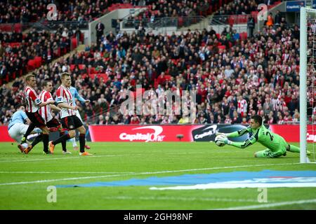 Le gardien de Sunderland Vito Mannone fait une bonne économie sur le tir de Samir Nasri de Manchester City lors du match de finale de la coupe de la Ligue entre Manchester City et Sunderland au stade Wembley, Londres, Royaume-Uni, le 2 mars 2014. Banque D'Images