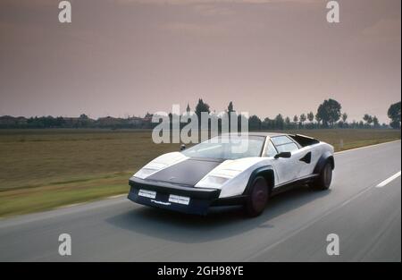 1988 Lamborghini Countach Evoluzione (fibre de carbone) prototype conduite à l'essai près de l'usine à Sant'Agata Bolognese Italie Banque D'Images