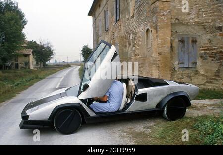 1988 Lamborghini Countach Evoluzione (fibre de carbone) prototype conduite à l'essai près de l'usine à Sant'Agata Bolognese Italie Banque D'Images