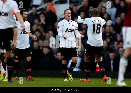 Wayne Rooney, de Manchester United, célèbre le deuxième but de sa partie avec Ashley Young, de Manchester United, lors du match de la Barclays Premier League entre West Ham United et Manchester United qui s'est tenu à Upton Park à Londres, en Angleterre, le 22 mars 2014. Photo Charlie Forgham-Bailey Banque D'Images