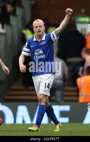 Steven Naismith d'Everton célèbre son troisième but lors du match de la Barclays Premier League entre Fulham et Everton qui s'est tenu au Craven Cottage Stadium à Londres le 30 mars 2014. Banque D'Images