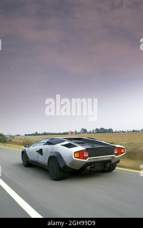 1988 Lamborghini Countach Evoluzione (fibre de carbone) prototype conduite à l'essai près de l'usine à Sant'Agata Bolognese Italie Banque D'Images