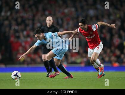 Mikel Arteta d'Arsenal se trouve aux côtés de Samir Nasri de Manchester City lors du match de la Barclays Premier League entre Arsenal et Manchester City au stade Emirates de Londres, en Angleterre, le 29 mars 2014. Banque D'Images