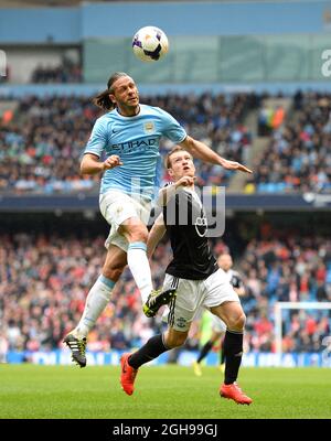 Martin Demichelis de Manchester City libère le ballon lors du match de la Barclays Premier League entre Manchester City et Southampton qui s'est tenu au Etihad Stadium de Manchester, en Angleterre, le 5 avril 2014. Banque D'Images