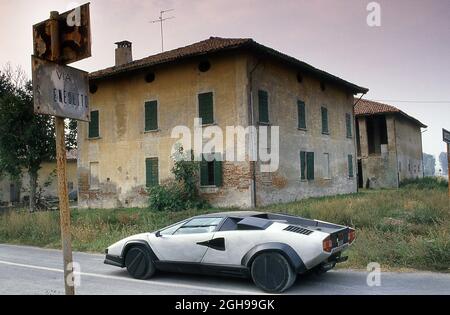 1988 Lamborghini Countach Evoluzione (fibre de carbone) prototype conduite à l'essai près de l'usine à Sant'Agata Bolognese Italie Banque D'Images