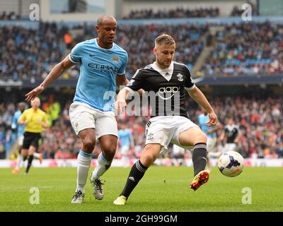 Vincent Kompany de Manchester City et Luke Shaw de Southampton lors du match de la Barclays Premier League entre Manchester City et Southampton qui s'est tenu au Etihad Stadium de Manchester, en Angleterre, le 5 avril 2014. Banque D'Images