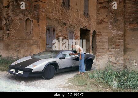 1988 Lamborghini Countach Evoluzione (fibre de carbone) prototype conduite à l'essai près de l'usine à Sant'Agata Bolognese Italie Banque D'Images