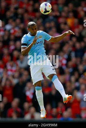 Fernandinho de Manchester City en action lors du match de la Barclays Premier League entre Liverpool et Manchester City au stade Anfield de Liverpool le 13 avril 2014. Banque D'Images