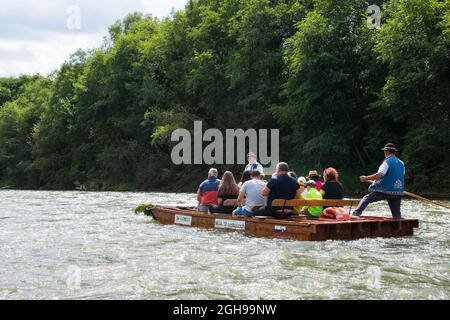 Rivière Dunajec près de Sromowce Niżne, Gmina Czorsztyn, dans le comté de Nowy Targ, Lesse Pologne Voivodeship, dans le sud de la Pologne Banque D'Images