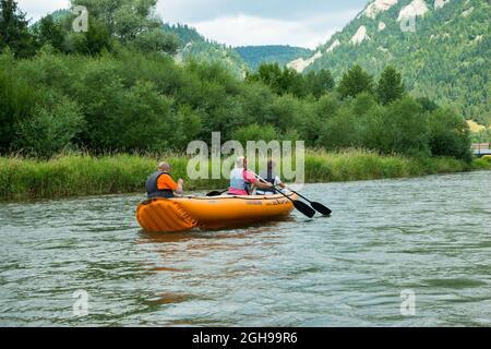 Rivière Dunajec près de Sromowce Niżne, Gmina Czorsztyn, dans le comté de Nowy Targ, Lesse Pologne Voivodeship, dans le sud de la Pologne Banque D'Images