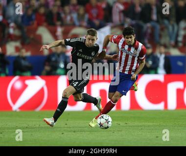 Diego Costa de l'Atletico de Madrid se joue avec Gary Cahill de Chelsea lors de la demi-finale de la Ligue des champions de l'UEFA Premier match de football entre l'Atletico de Madrid et Chelsea, qui s'est tenu au stade Vicente Calderon de Madrid, en Espagne, le 22 avril 2014. Photo David Klein Banque D'Images