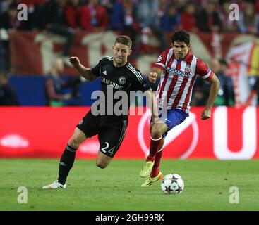 Diego Costa de l'Atletico de Madrid se joue avec Gary Cahill de Chelsea lors de la demi-finale de la Ligue des champions de l'UEFA Premier match de football entre l'Atletico de Madrid et Chelsea, qui s'est tenu au stade Vicente Calderon de Madrid, en Espagne, le 22 avril 2014. Photo David Klein Banque D'Images