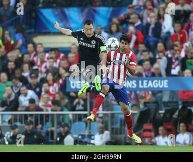 Diego Costa de l'Atletico de Madrid se joue avec John Terry de Chelsea lors de la demi-finale de la Ligue des champions de l'UEFA Premier match de football entre l'Atletico de Madrid et Chelsea qui s'est tenu au stade Vicente Calderon de Madrid, Espagne, le 22 avril 2014. Photo David Klein Banque D'Images