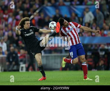 Diego Costa de l'Atletico de Madrid se joue avec David Luiz de Chelsea lors de la demi-finale de la Ligue des champions de l'UEFA Premier match de football entre l'Atletico de Madrid et Chelsea qui s'est tenu au stade Vicente Calderon de Madrid, Espagne, le 22 avril 2014. Photo David Klein Banque D'Images