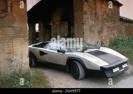 1988 Lamborghini Countach Evoluzione (fibre de carbone) prototype conduite à l'essai près de l'usine à Sant'Agata Bolognese Italie Banque D'Images