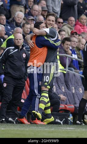 Marko Arnautovic de Stoke City célèbre le premier but du match de la pénalité avec Oussama Assaidi lors du match de la première ligue de Barclays entre Cardiff City et Stoke City qui s'est tenu au stade de Cardiff City à Cardiff, pays de Galles, le 19 avril 2014. Banque D'Images