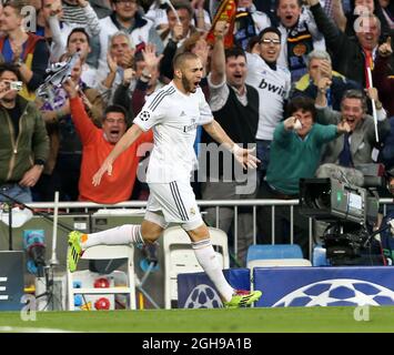 Karim Benzema, du Real Madrid, célèbre son but d'ouverture lors de sa demi-finale de football de la Ligue des champions de l'UEFA entre le Real Madrid et le Bayern Munich à Santiago Bernabeu à Madrid, Espagne, le 23 avril 2014. Photo David Klein Banque D'Images