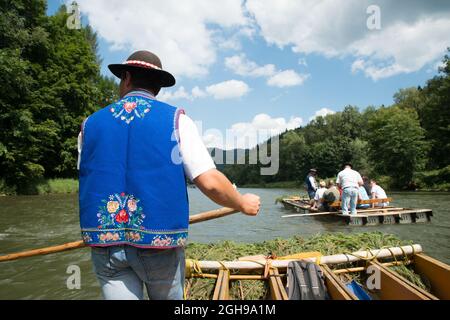 Rivière Dunajec près de Sromowce Niżne, Gmina Czorsztyn, dans le comté de Nowy Targ, Lesse Pologne Voivodeship, dans le sud de la Pologne Banque D'Images