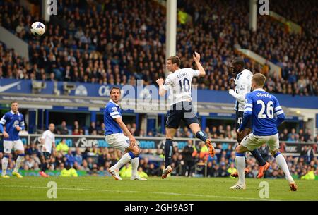 Edin Dzeko de Manchester City marque le deuxième but avec un titre lors du match de la Barclays Premier League entre Everton et Manchester City au stade Goodison Park à Liverpool, en Angleterre, le 3 mai 2014. Photo David Klein. Photo Simon Bellis. Banque D'Images