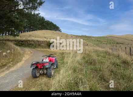 Terres agricoles dans les collines ondoyantes autour de la vallée d'Ohariu Banque D'Images