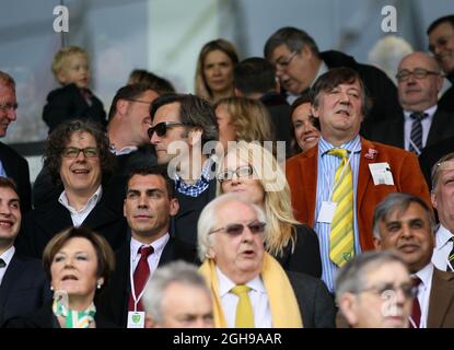 STEPHEN Fry, présentateur DE QI, avec Alan Davies, dans le match de la Barclays Premier League entre Norwich City et Arsenal au Carrow Road à Norwich, au Royaume-Uni, le 11 mai 2014. Banque D'Images