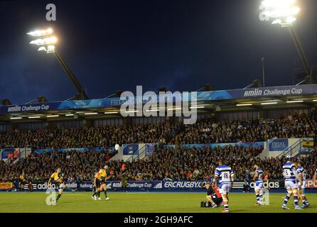 Stephen Myler, de Northampton, met les saints en tête lors du match final 2014 de la coupe du défi Amlin entre Bath et Northampton au stade Cardiff Arms Park à Cardiff, pays de Galles, le 23 mai 2014. Photo Simon Bellis/Sportimage Banque D'Images