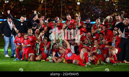 L'équipe de RC Toulon célèbre lors du match de la coupe Heineken entre RC Toulon et Saracens au Millennium Stadium de Cardiff, pays de Galles, le 24 mai 2014. Simon Bellis/Sportimage. Banque D'Images