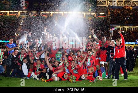 L'équipe de Toulon fête ses célébrations lors du match de la coupe Heineken entre RC Toulon et Saracens au Millennium Stadium de Cardiff, au pays de Galles, le 24 mai 2014. Simon Bellis/Sportimage. Banque D'Images