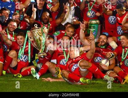 L'équipe de Toulon fête ses célébrations lors du match de la coupe Heineken entre RC Toulon et Saracens au Millennium Stadium de Cardiff, au pays de Galles, le 24 mai 2014. Simon Bellis/Sportimage. Banque D'Images