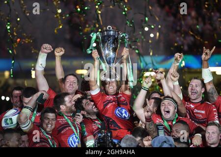 L'équipe de Toulon fête ses célébrations lors du match de la coupe Heineken entre RC Toulon et Saracens au Millennium Stadium de Cardiff, au pays de Galles, le 24 mai 2014. Simon Bellis/Sportimage. Banque D'Images