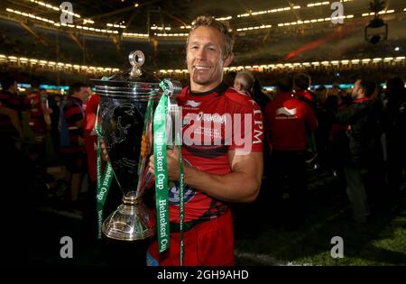 Jonny Wilkinson de RC Toulon avec la coupe lors du match de la coupe Heineken entre RC Toulon et Saracens au Millennium Stadium de Cardiff, pays de Galles, le 24 mai 2014. Simon Bellis/Sportimage. Banque D'Images