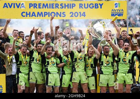 L'équipe de Northampton fête lors du dernier match de rugby Aviva Premiership entre Saracens et Northampton Saints qui s'est tenu au stade de Twickenham à Londres, Royaume-Uni, le 31 mai 2014. Charlie Forgham-Bailey Banque D'Images